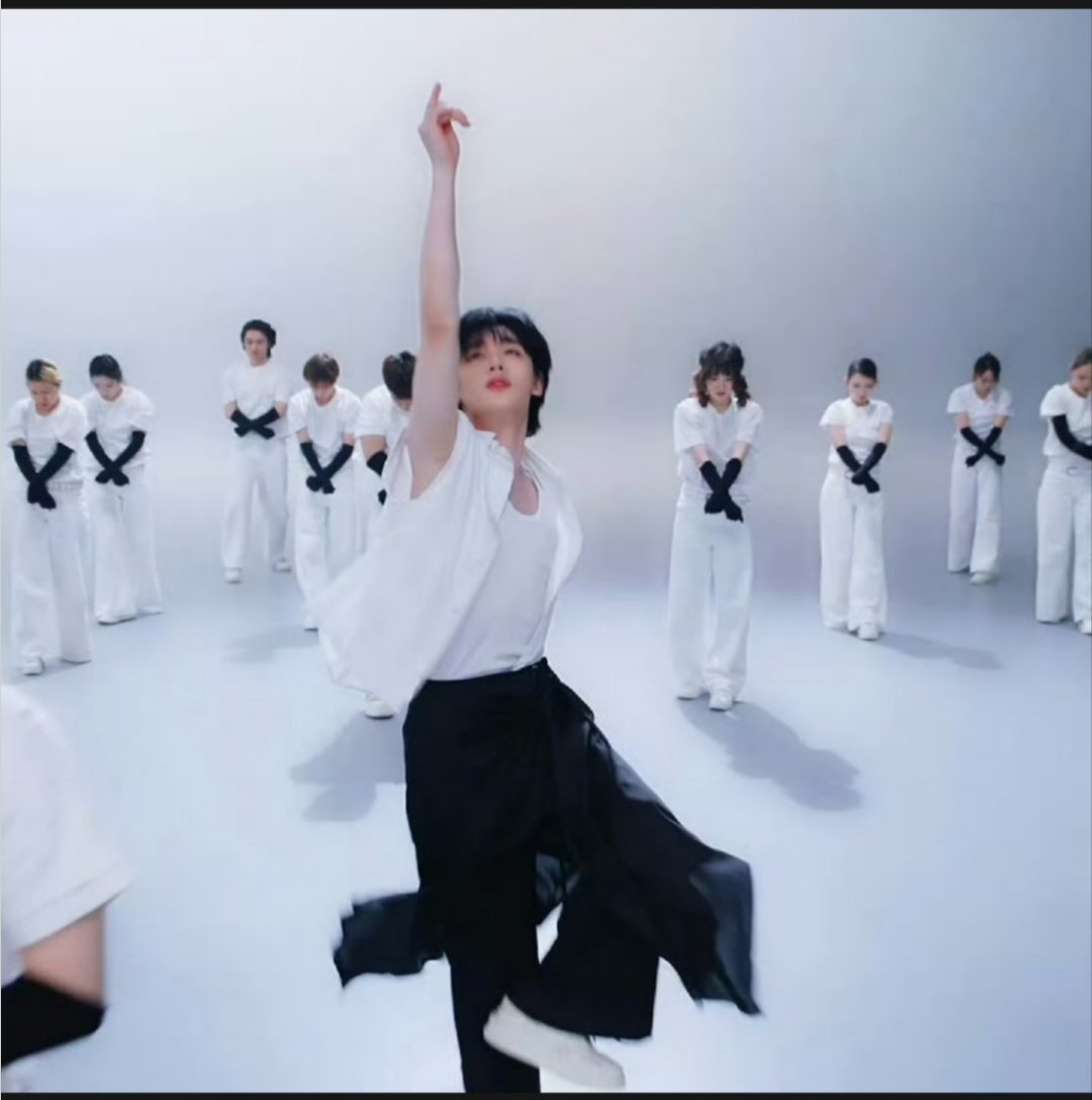 主舞的含金量不是奖杯堆出来的，是每一次定格都像被量过角度、每一个wave都流畅得