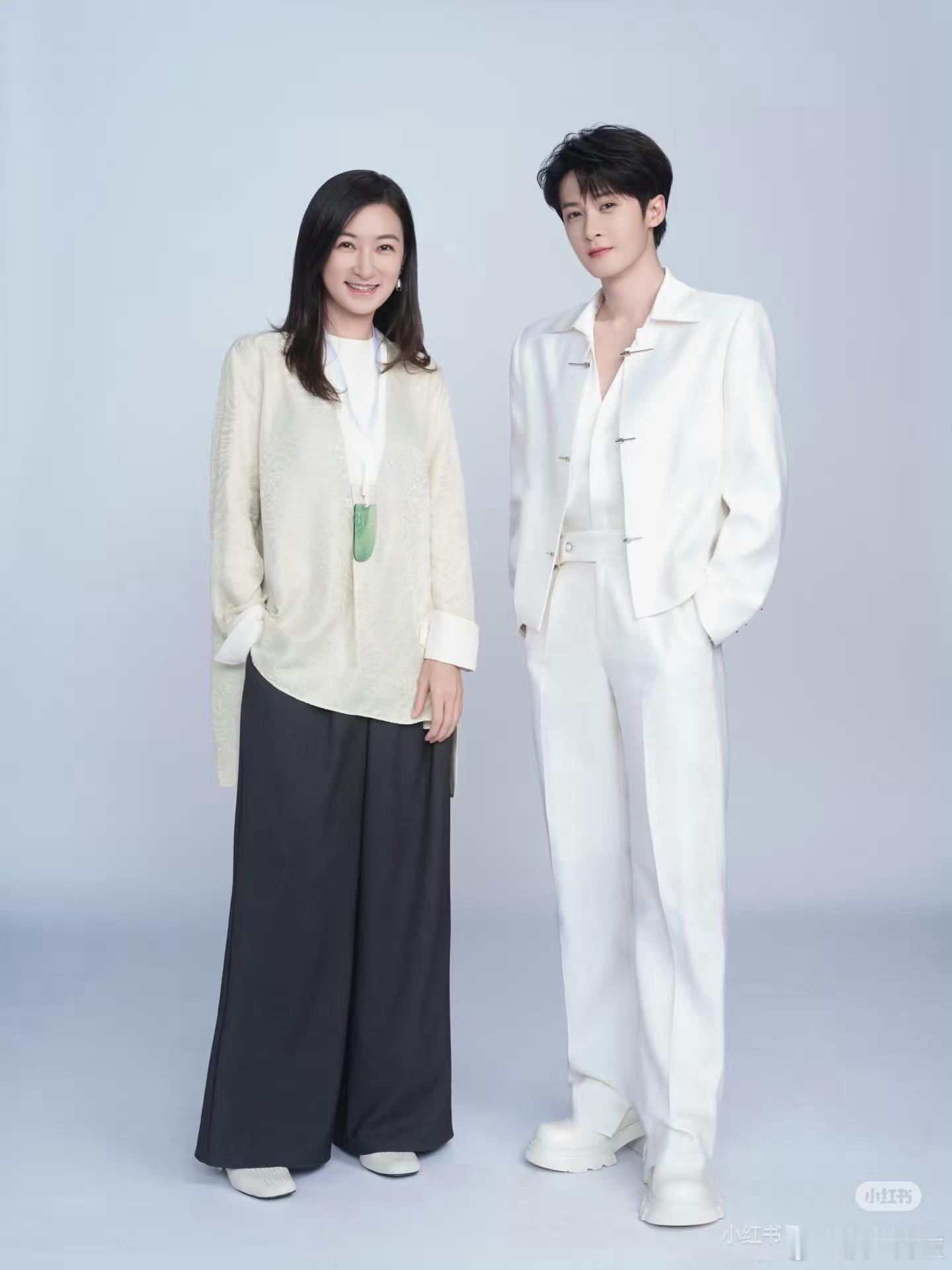 檀健次和逐本创始人合影，真的是温润如玉的代名词了，这个品牌找他来代言，也是有意义