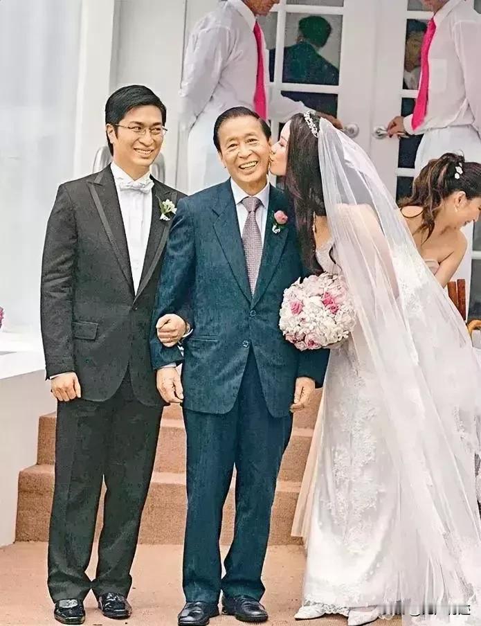 豪门媳妇徐子淇在婚礼上亲吻公公李兆基脸颊这幅画面，当年可是港媒娱乐头条头，风靡一