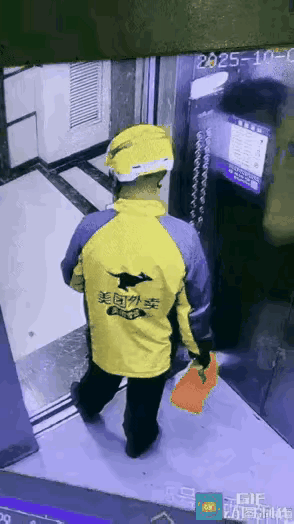 真服了某些外卖小哥的操作！上楼送外卖进电梯，嫌门关得慢，居然抬脚就朝电梯门踹了一