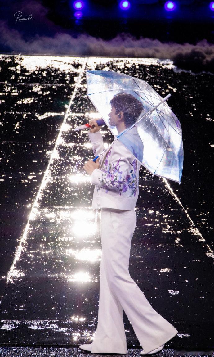 张杰万物不如你梦回长相思 前奏一出来直接破防，张杰在鸟巢唱《万物不如你》，瞬间就