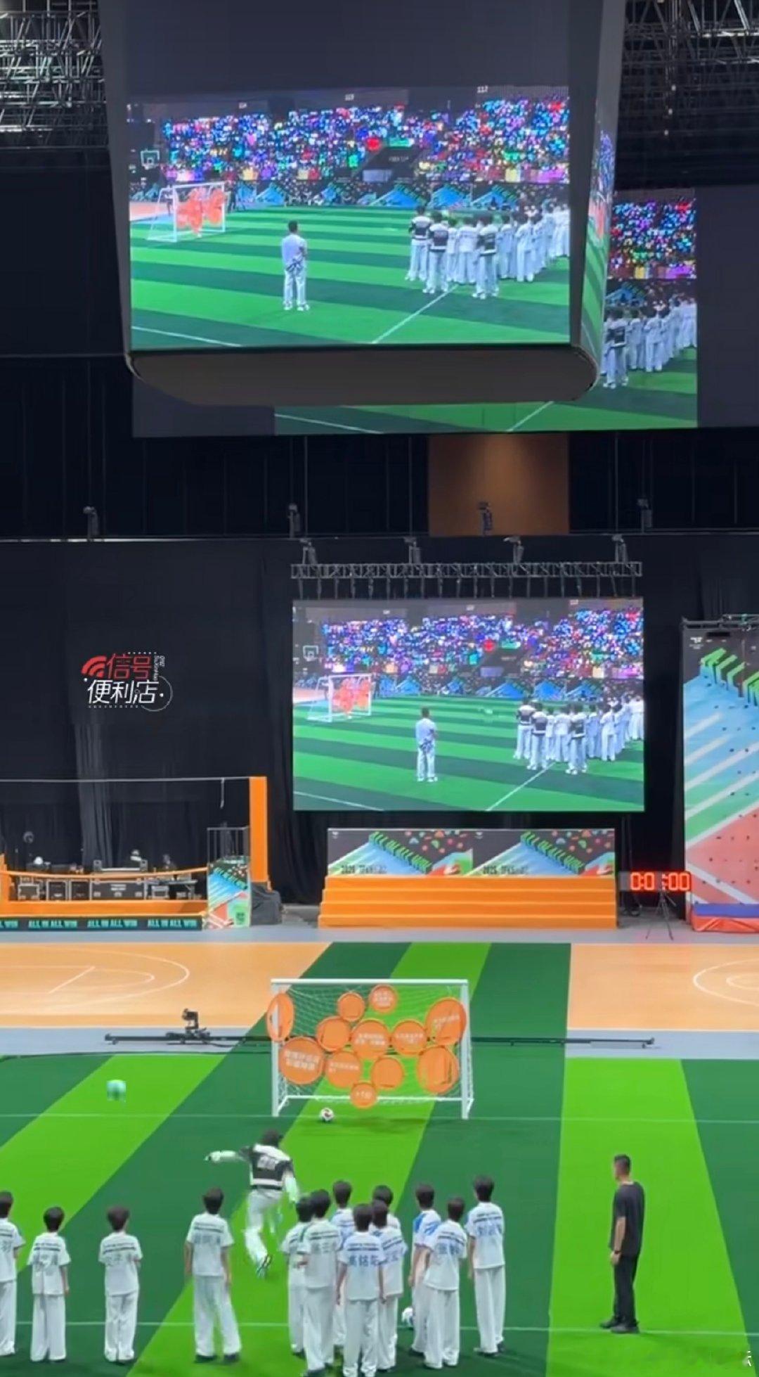 苏新皓把球踢哪里去了苏新皓把球踢哪了哈哈哈哈哈苏新皓把球踢哪里去了 