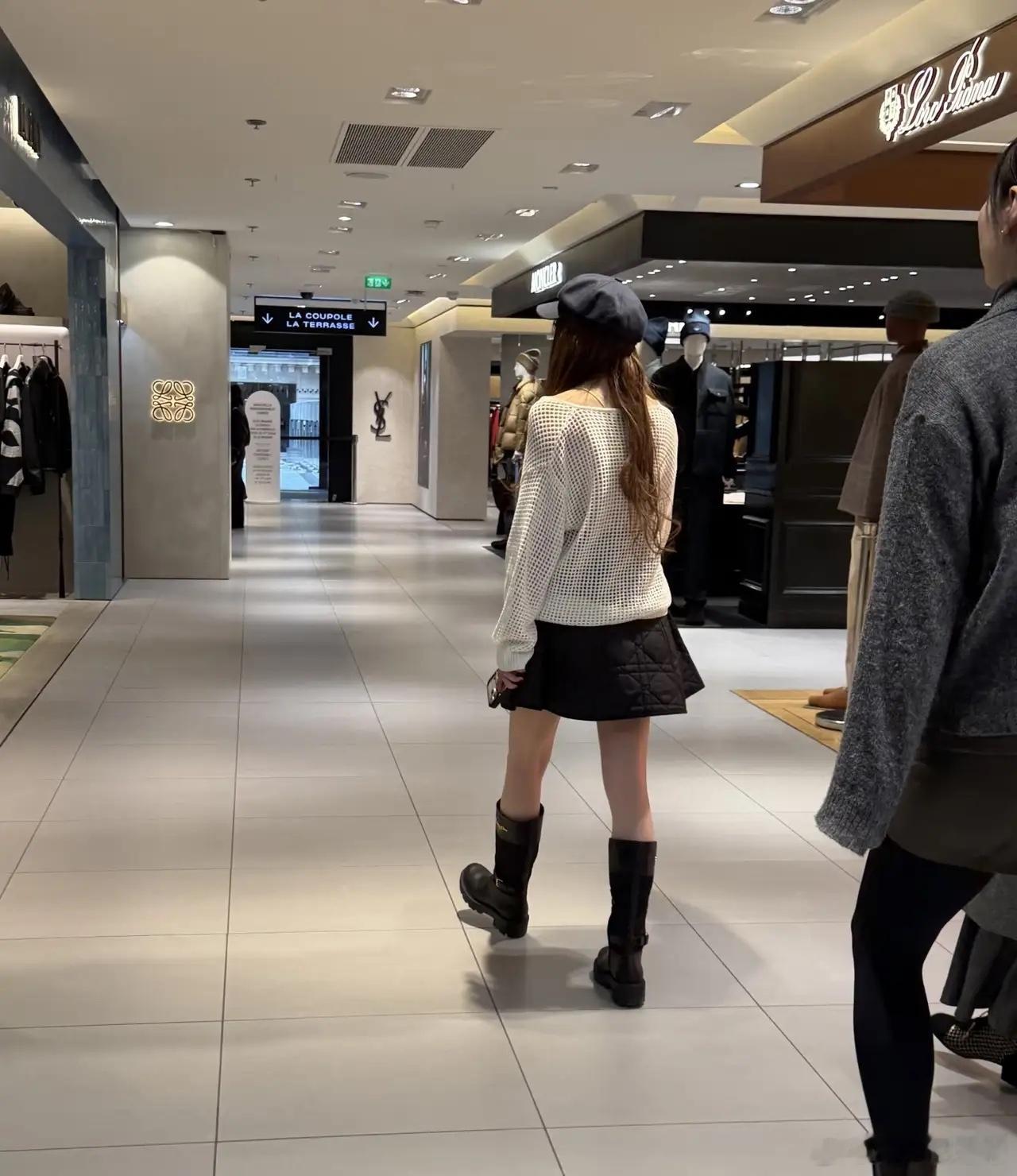 有网友在巴黎偶遇温碧霞，她这身打扮也太少女了吧！从背影看，还以为是哪个小姑娘呢，