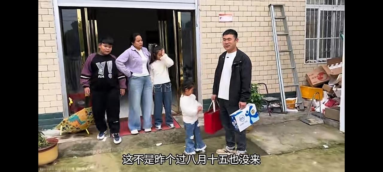 阿杜装傻充愣
八月十六了，阿杜拿着两箱礼物来看亲家娘妈，小依依都嫌礼品少。
阿杜