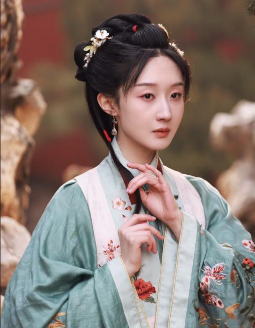 特邀领衔主演李梦 被李梦的新剧官宣惊喜到！特邀领衔主演《何不同舟渡》，相信她能把