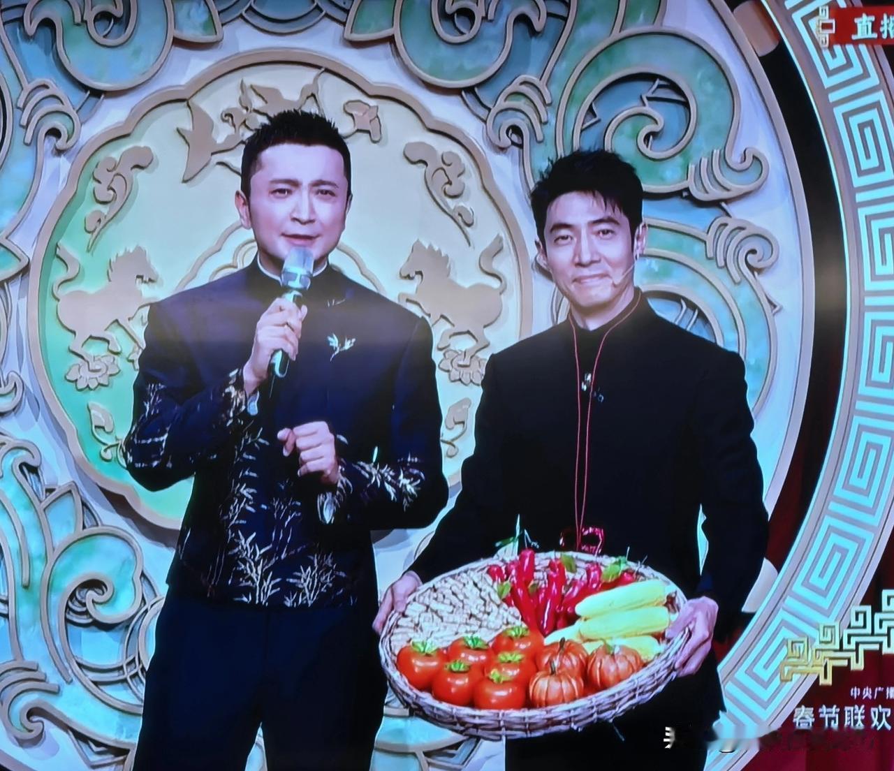 小尼正常了，小撒出丑了。
今年的春晚就是一锅大杂烩，还是半生不熟。未经选择的劣质