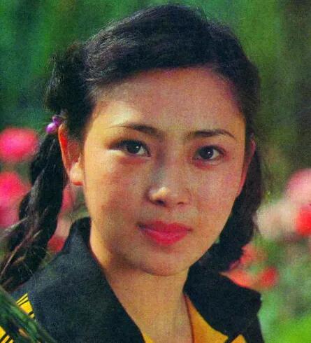 黄秋燕才是大众心目当中的大美女，长的眉清目秀、自然端庄，谈吐文雅，武术功底又极其