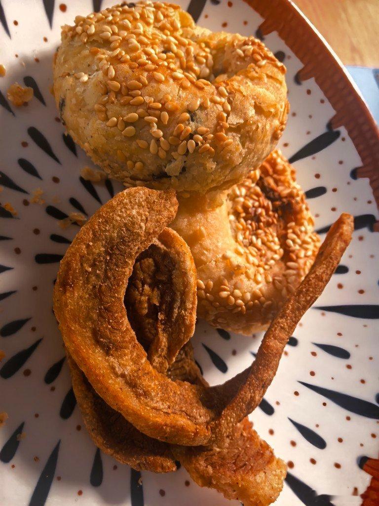 黄桥烧饼+黄桥猪肉渣，+一杯龙井早饭 