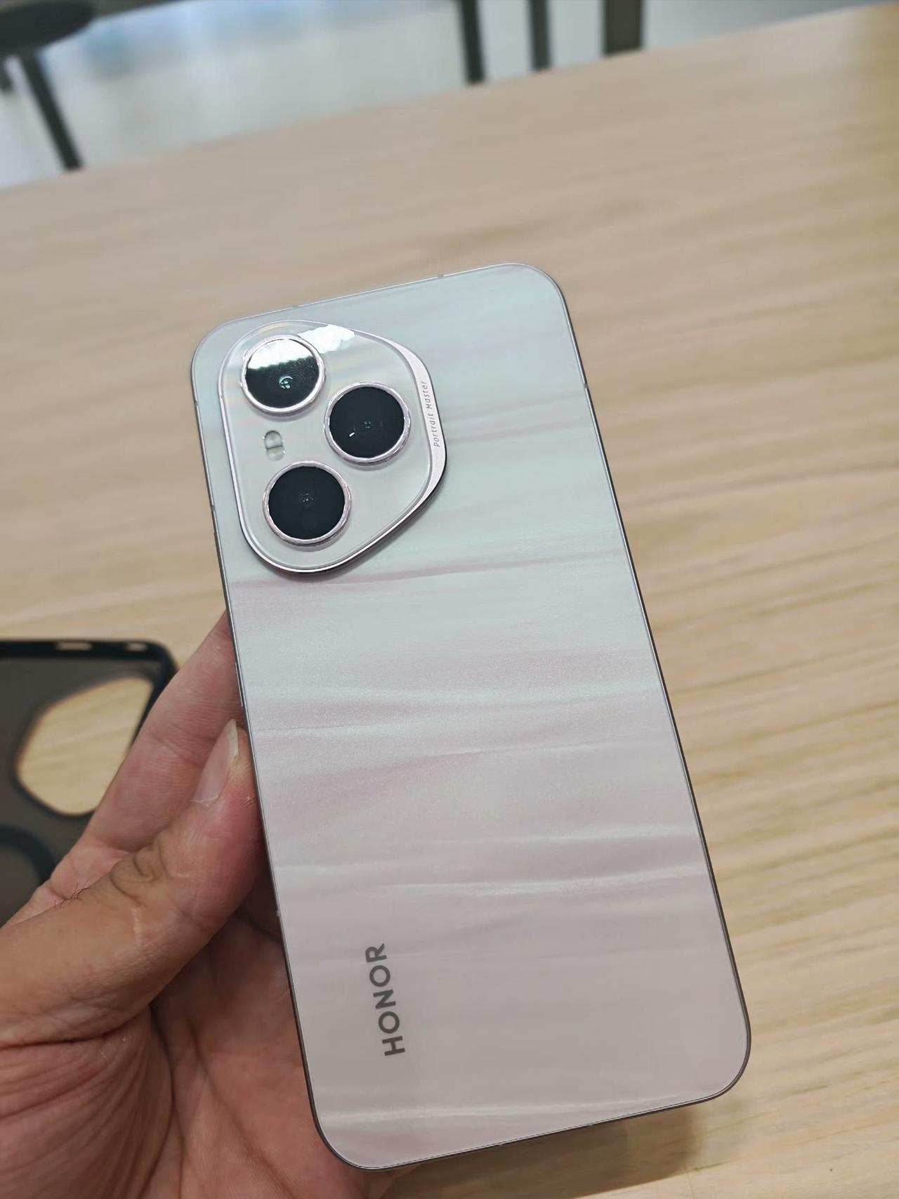 万万没想到啊，这次iPhone17牙膏挤爆了，荣耀400系列的含金量反而更高了。