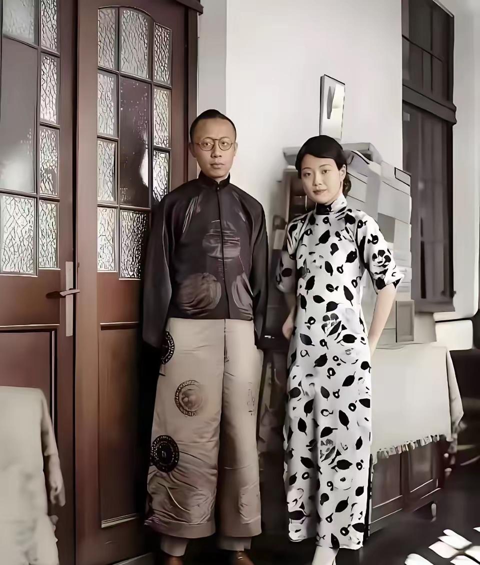 这是末代皇帝溥仪和末代皇后婉容的真实合影，都看看吧，两人的颜值都很高，奈何没有留