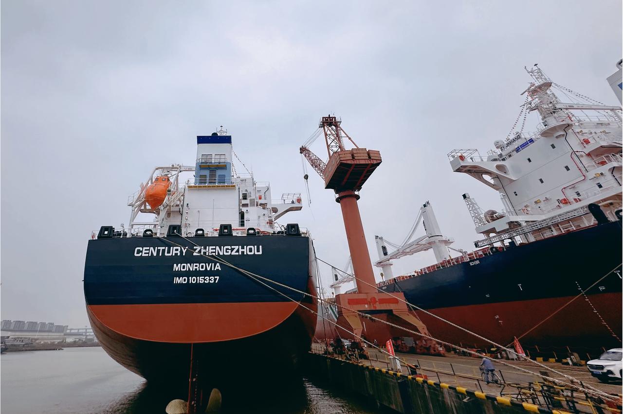 这一次，美国不是“执法”，是当众抢劫。直升机降落、公海登船、武装控制、拖船走人，