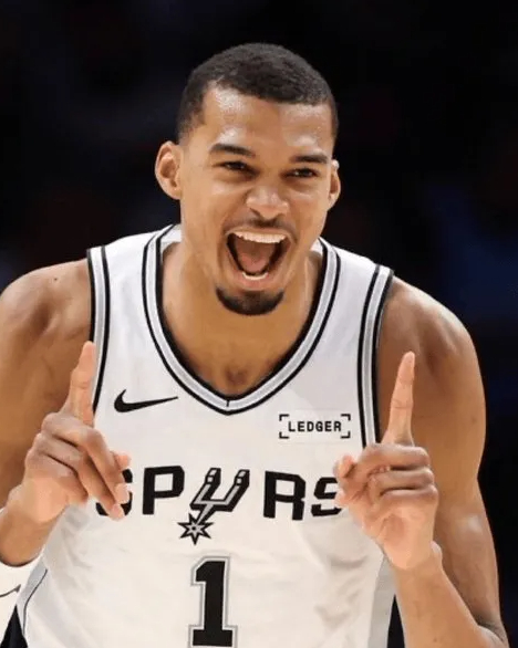 金秀贤与未成年金赛纶交往系不实消息NBA总决赛，马刺对阵尼克斯的比赛正在进行中。