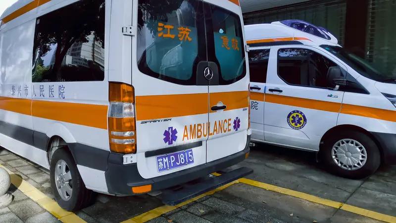 如何看待小车拒不礼让救护车被罚
最近广东珠海那小车拒不礼让救护车的事儿，真的太气