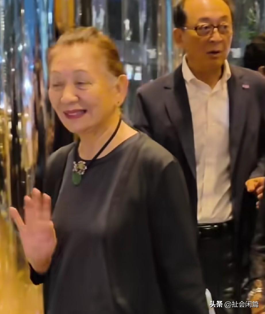 这位女士是鲍起静，身后是她的丈夫方平，是香港影坛人人羡慕的夫妻档。
 
鲍起静1