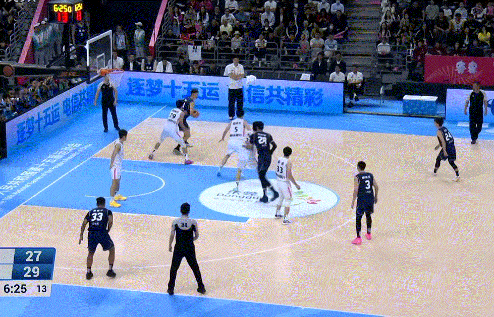 周队真的老了啊徐杰胡明轩都在场的情况下，真没必要让老周鹏低位硬凿了，效率太低了，