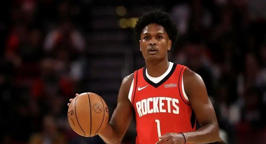 杜兰特直接把人堵在更衣室。
当着全队的面，把录像怼到新秀阿门的脸上，暂停，定格。