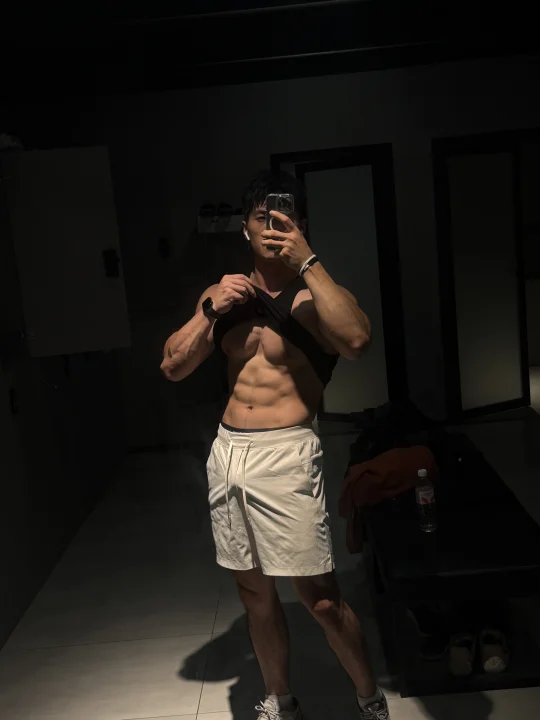 练腿练到把短裤撑满为止