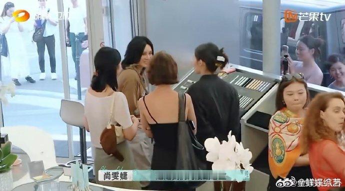 毕雯珺从忙碌的全世界路过毕雯珺眼里有活 面对顾客的问题或许会紧张，但转身就能投入
