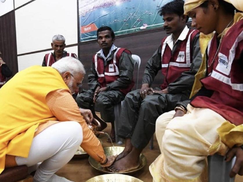 发现没？
莫迪充当的角色还挺多的。
他是洗脚工，是纺线工，还是瑜伽教练。
他玩自