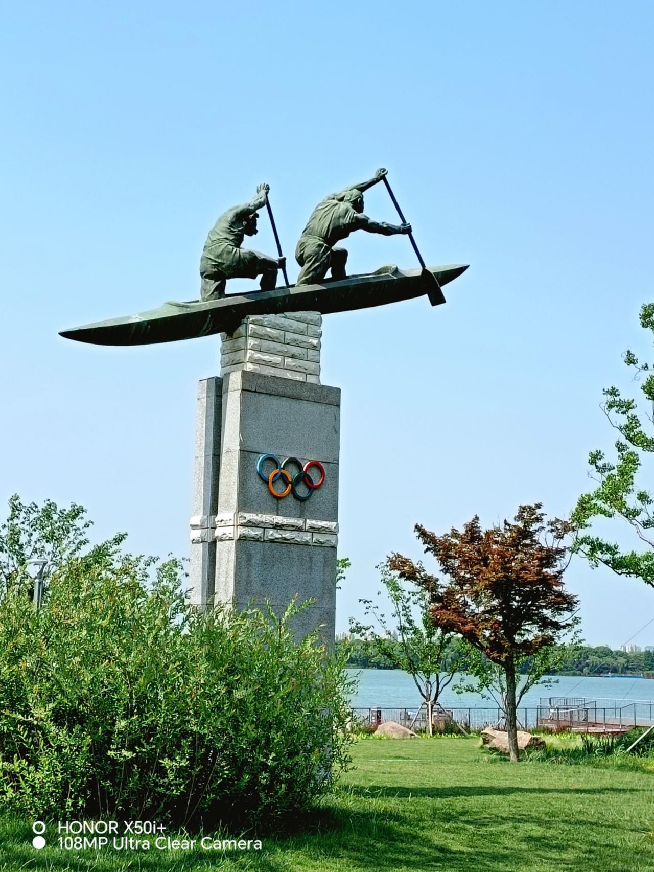 宝子们，今天在金鸡湖风景区发现了一座超酷的雕塑！这雕塑刻画了两个人在船上奋力划桨