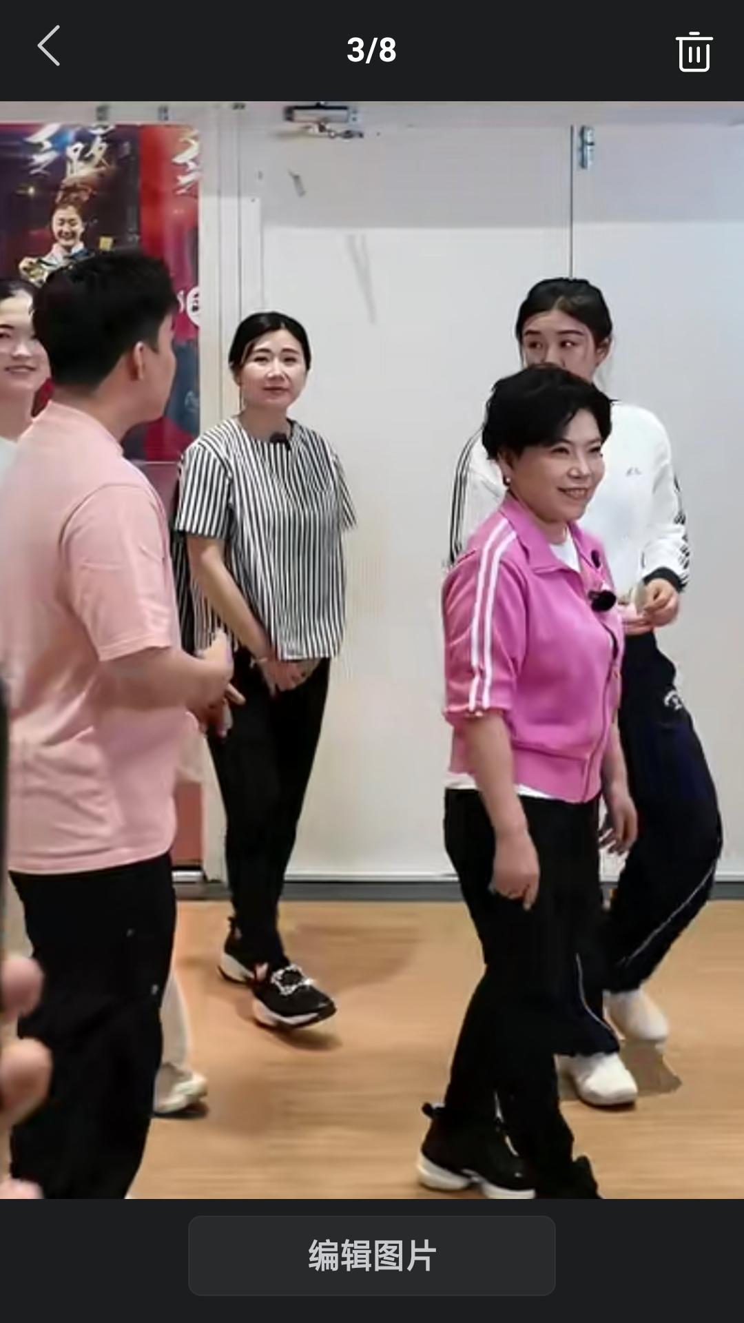 【乒乓女皇邓亚萍空降青岛，参观陈梦乒乓球学校，现场指导小球员。】据央视网消息，9
