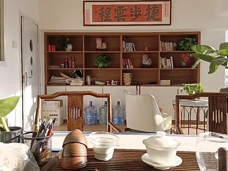 今天阳光正好，办公室里暖暖的，窗外寒冬肆意，我们读书，思考，跟家长聊天，聊就业，