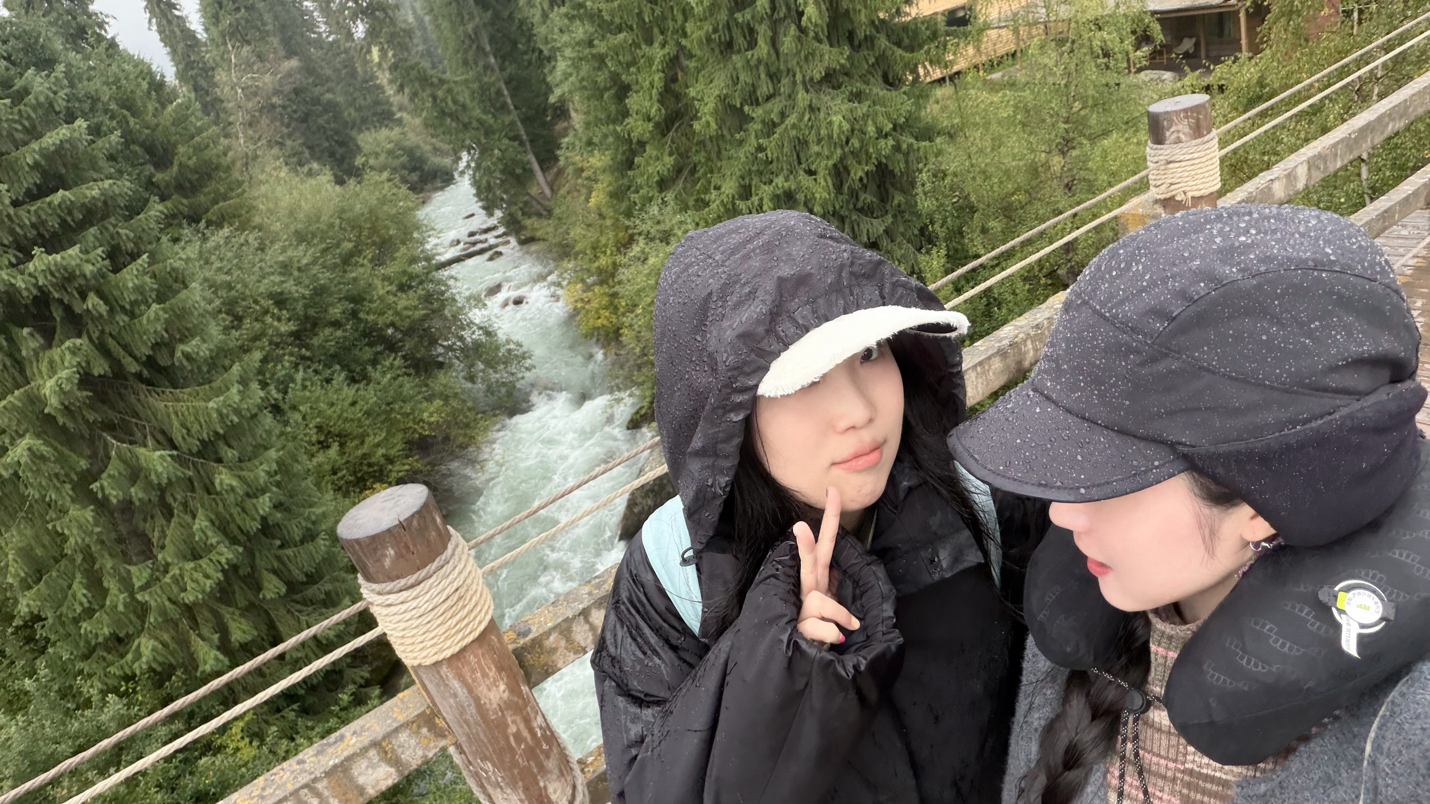 翻过五座山才抵达的山沟沟，迎接我们的是一场暴雨。过木桥的时候，友乐观地说：来，合