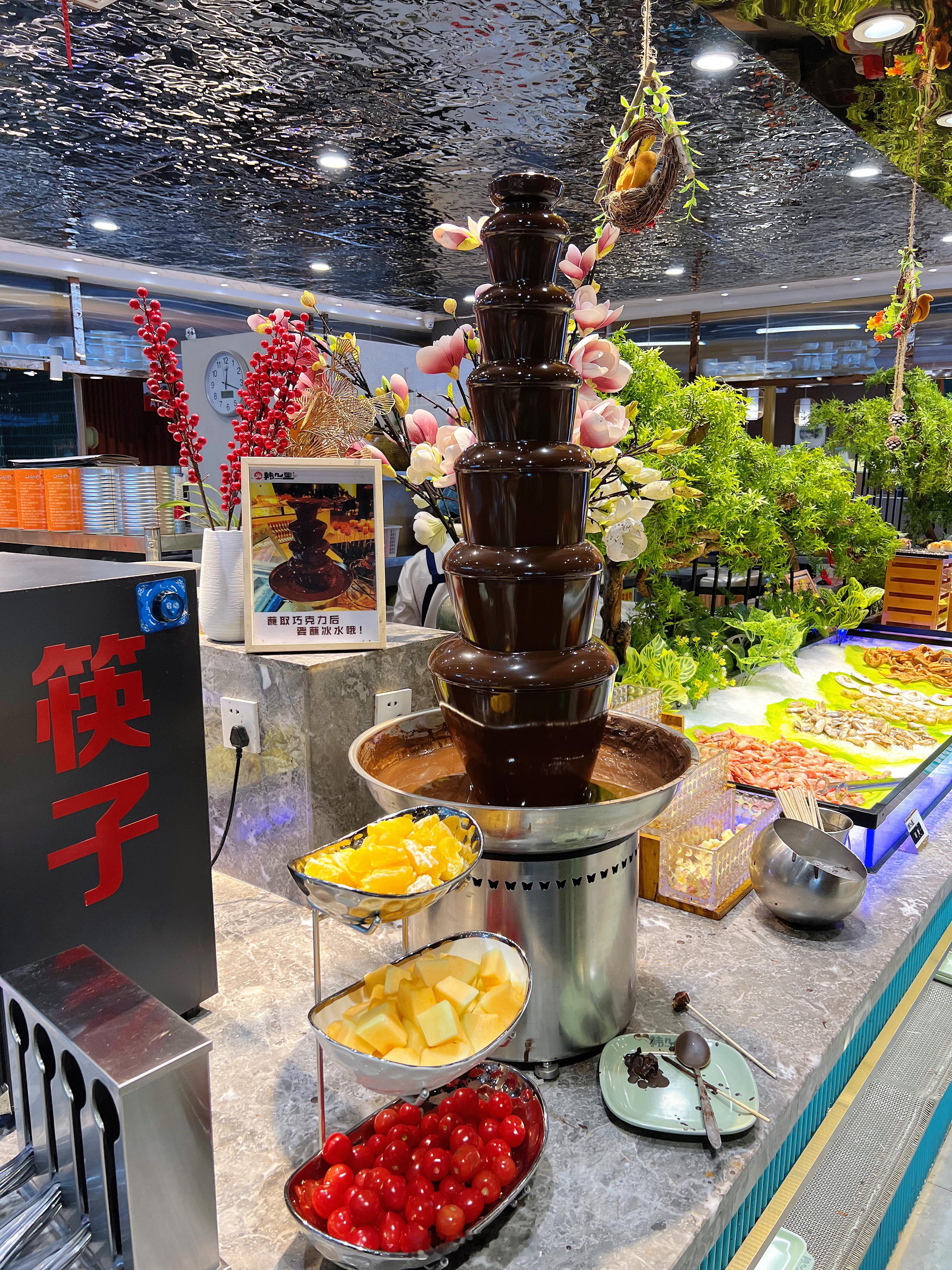 小於新发现了一家自助烤肉店，菜品真的一绝，品种齐全又新鲜，各种海鲜烤肉水果应有尽