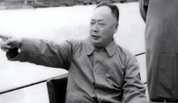 陈毅，光是这个名字就令人感到一股威严。而这股威严在新中国首次召开的以外交部长为主