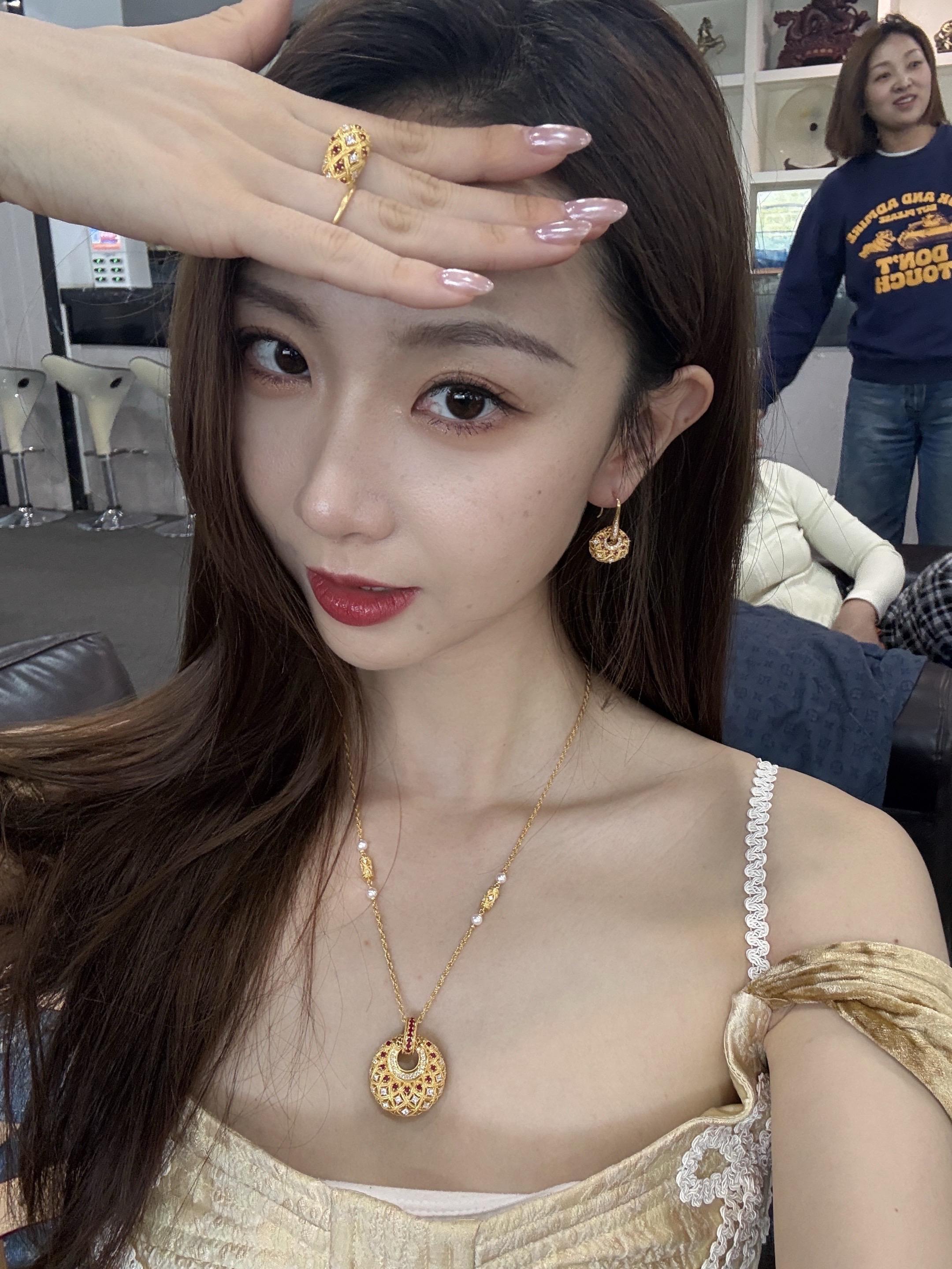 hello 我又带着六福珠宝来自拍啦