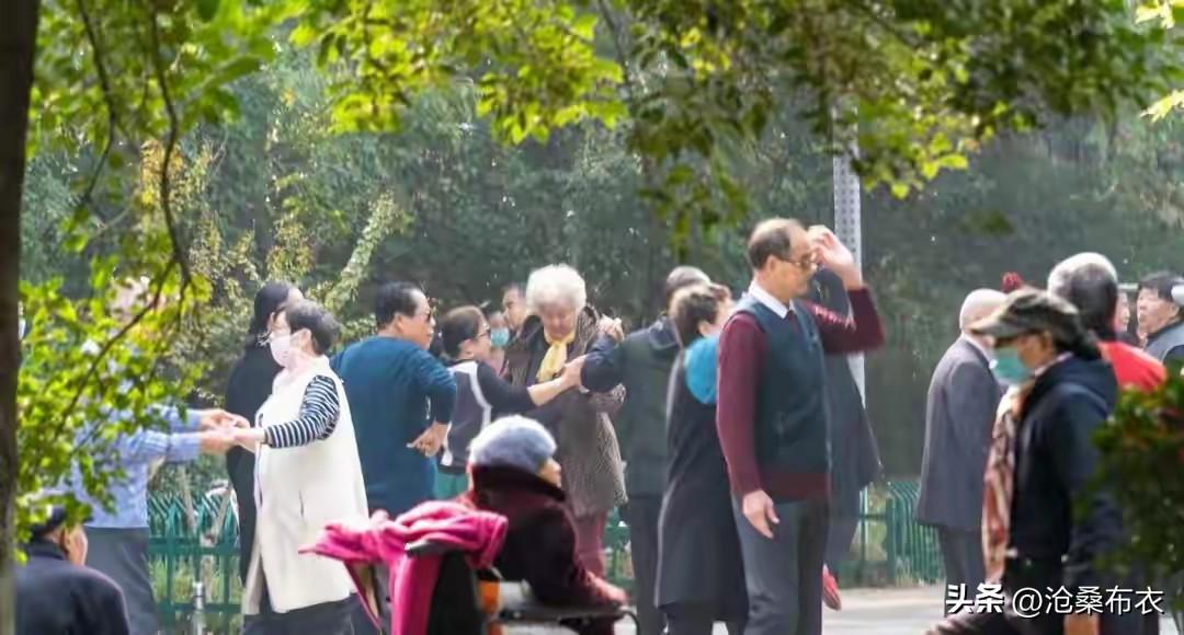 如何看待现在流行的老年大学活到老学到老！现在流行的老年大学是一种社会趋势，退休人