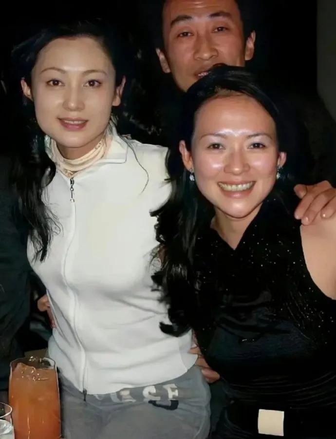 别看陈红，单看章子怡怎么看怎么美，可整合起来，感觉就不一样了，章子怡跟谁合影，就