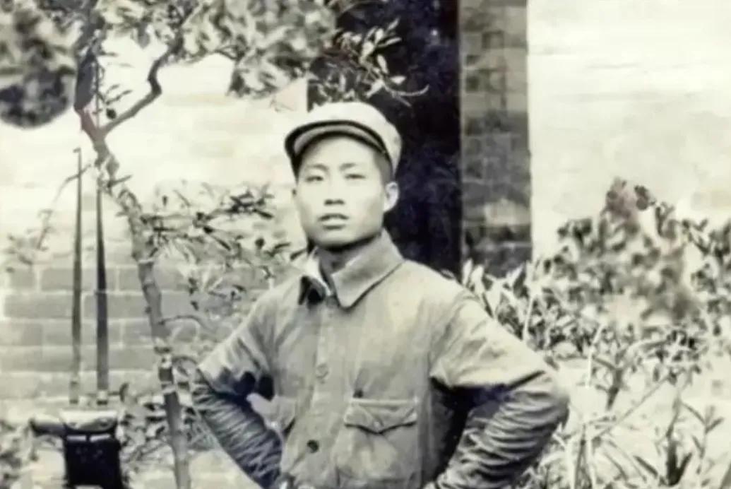 他是陈赓麾下第一猛将，30岁娶19岁娇妻，结婚才3天竟然当众拿枪追着新娘，喊道：