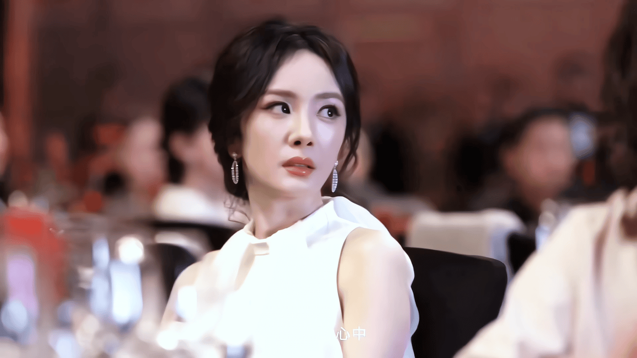 杨幂摔出了神图VF活动官摄镜头下的伟大美貌[送花花] ​​​