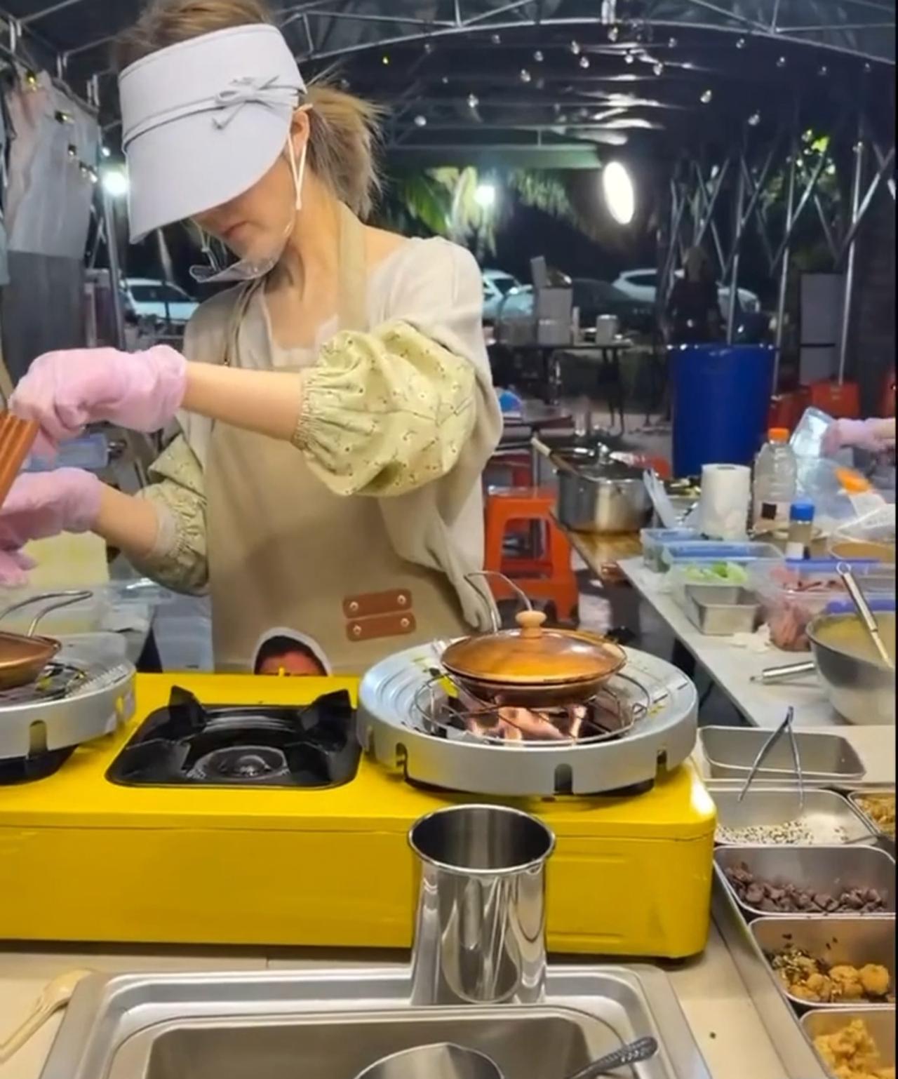 真羡慕，看到赵露思在海南摆摊卖蛋烘糕的照片，这姐也太接地气了！

不是什么网红打