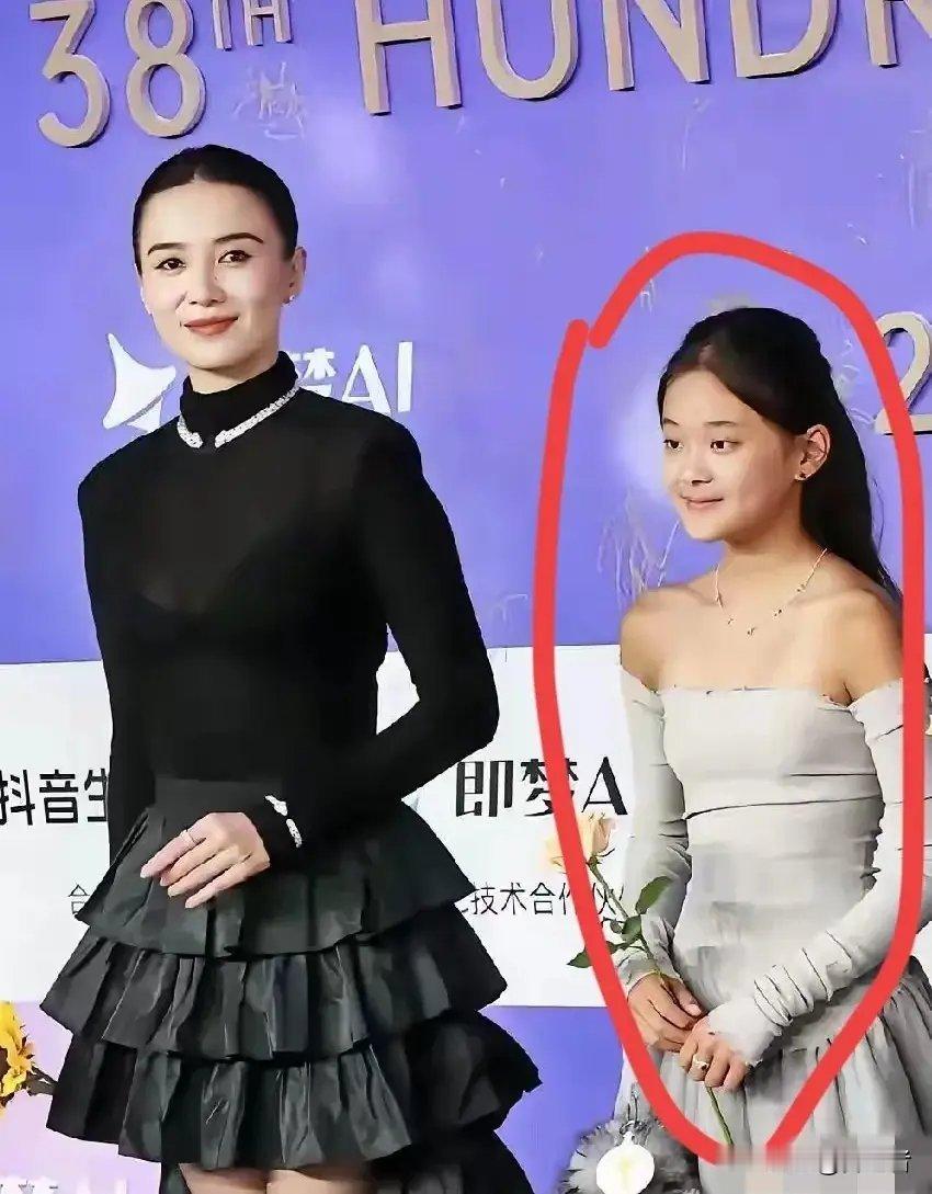 梅婷12岁女儿穿吊带裙走红毯，评论区炸了：这到底是美，还是害？ 