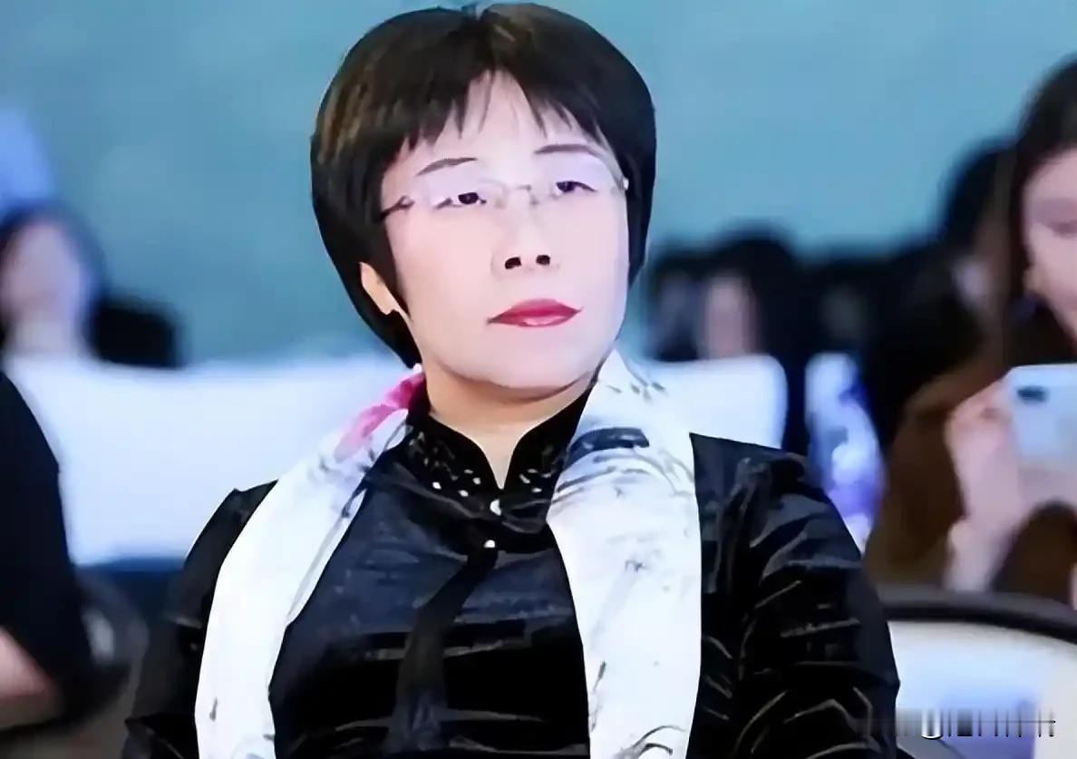 百家讲坛蒙曼51岁至今未婚，80岁老父亲抗癌8年离世拉着她的手道歉：“对不起耽误