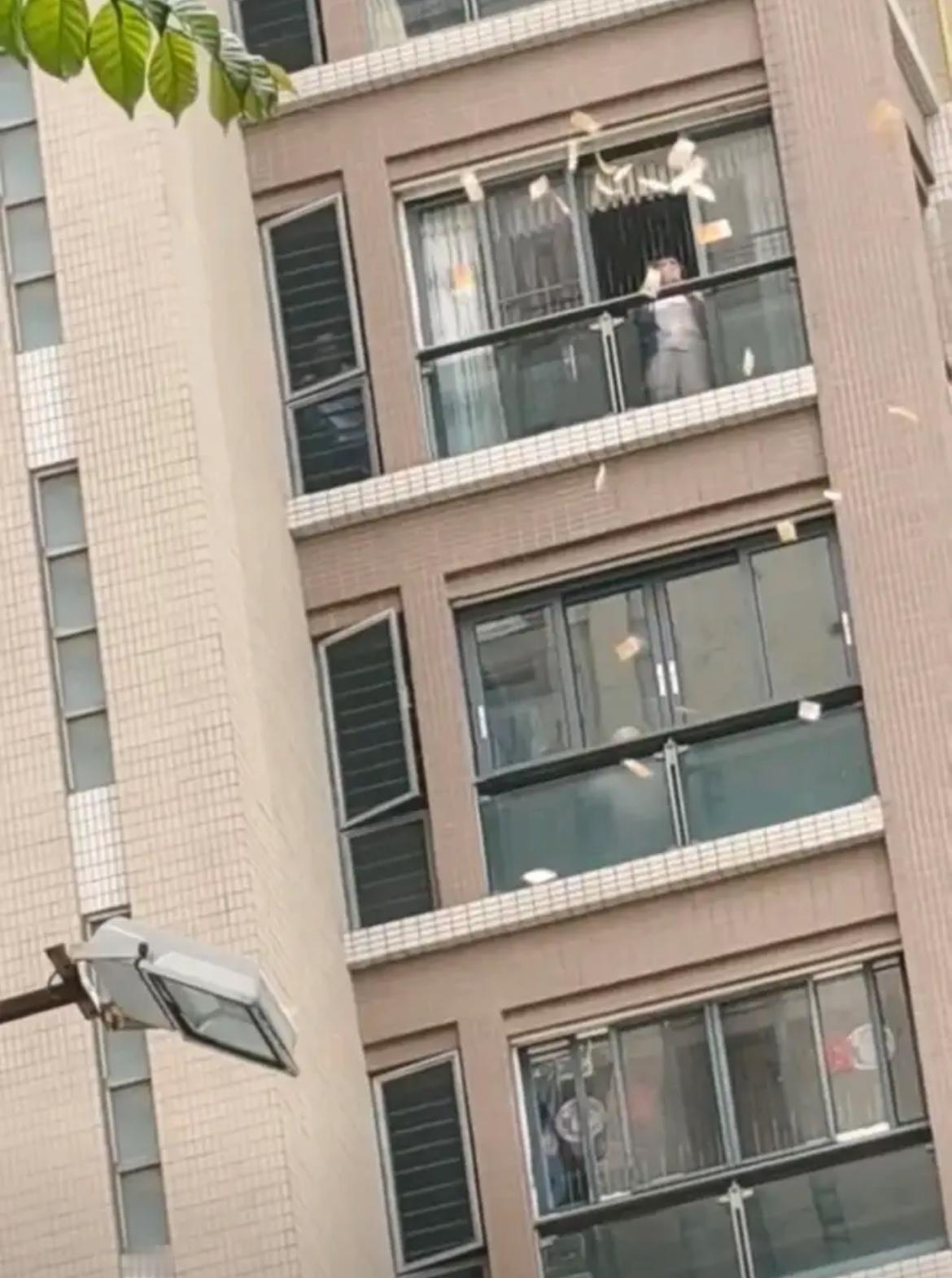 汕头这起高空撒钱事件，看完真的让人心里五味杂陈，现实远比影视剧还要荒诞离谱。
