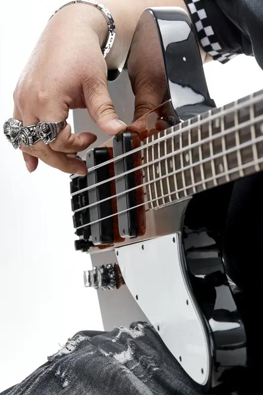 视频插曲现实得很扎心，毕竟谈钱确实容易伤感情。就像周杰伦和刘畊宏，周杰伦说免费授