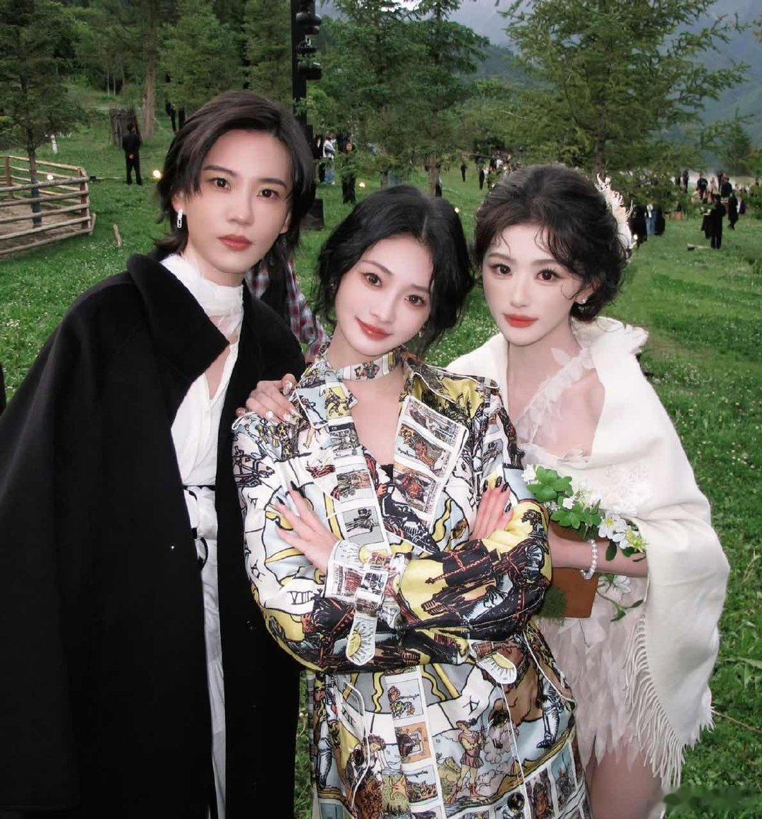 孔雪儿熟人局妈咪别太美了!!VOGUE这把对雪雪来说完全熟人局来的!!孔雪儿九寨
