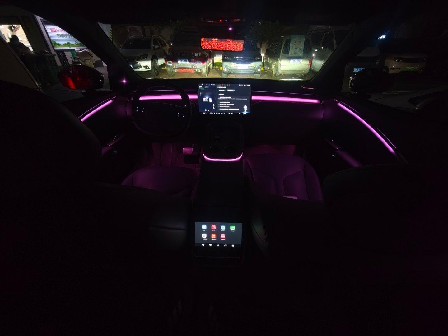 下班了，小鹏G7内饰好治愈。明天试试最新ota升级，车位到车位2.0小鹏g7