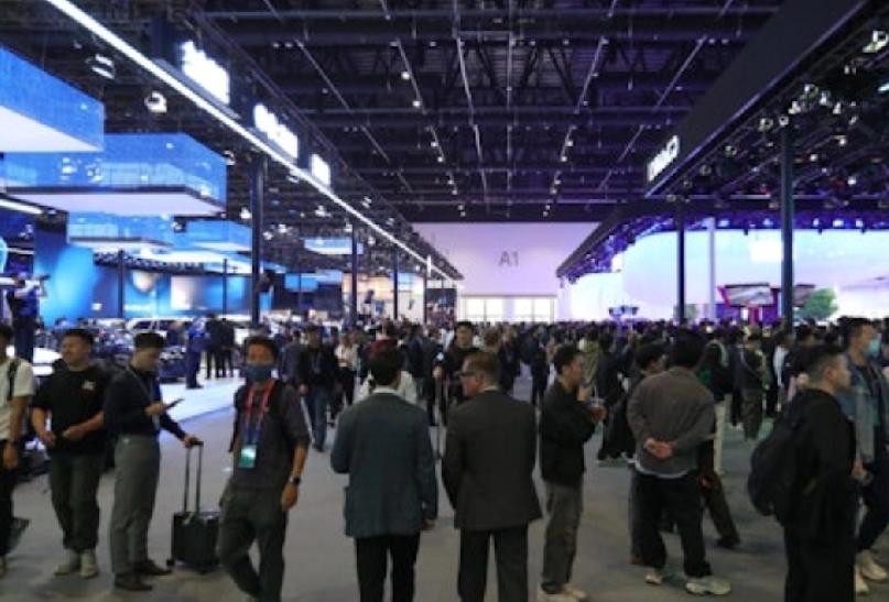 最近伊朗战争让霍尔木兹海峡局势紧张，对汽车产业影响巨大。有贸易商刘钊2月拿下10