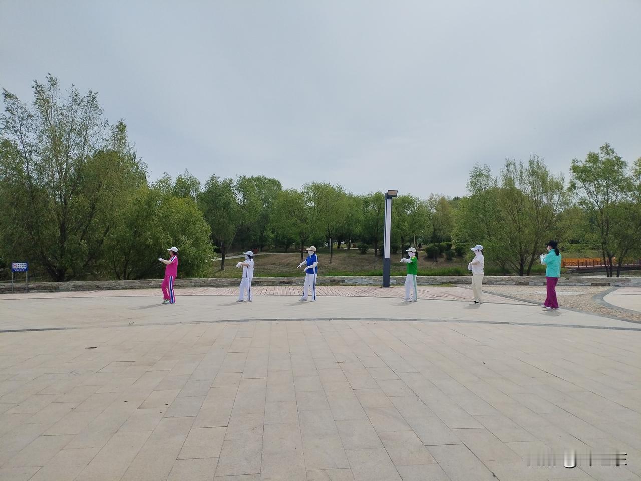 影响中国足球崛起的最大障碍，来自以下三点。
    一是氛围。足球是世界三大球之