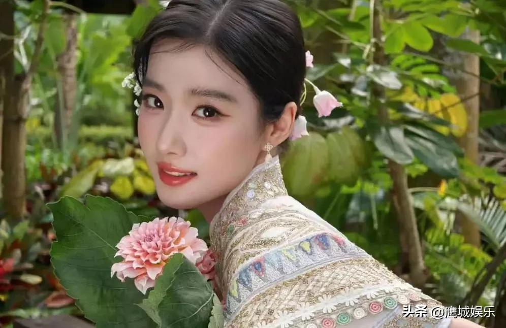 绿意深处，傣韵生花：卢昱晓的一组写真，为何让人反复翻看？

当绣纹精致的傣族服饰