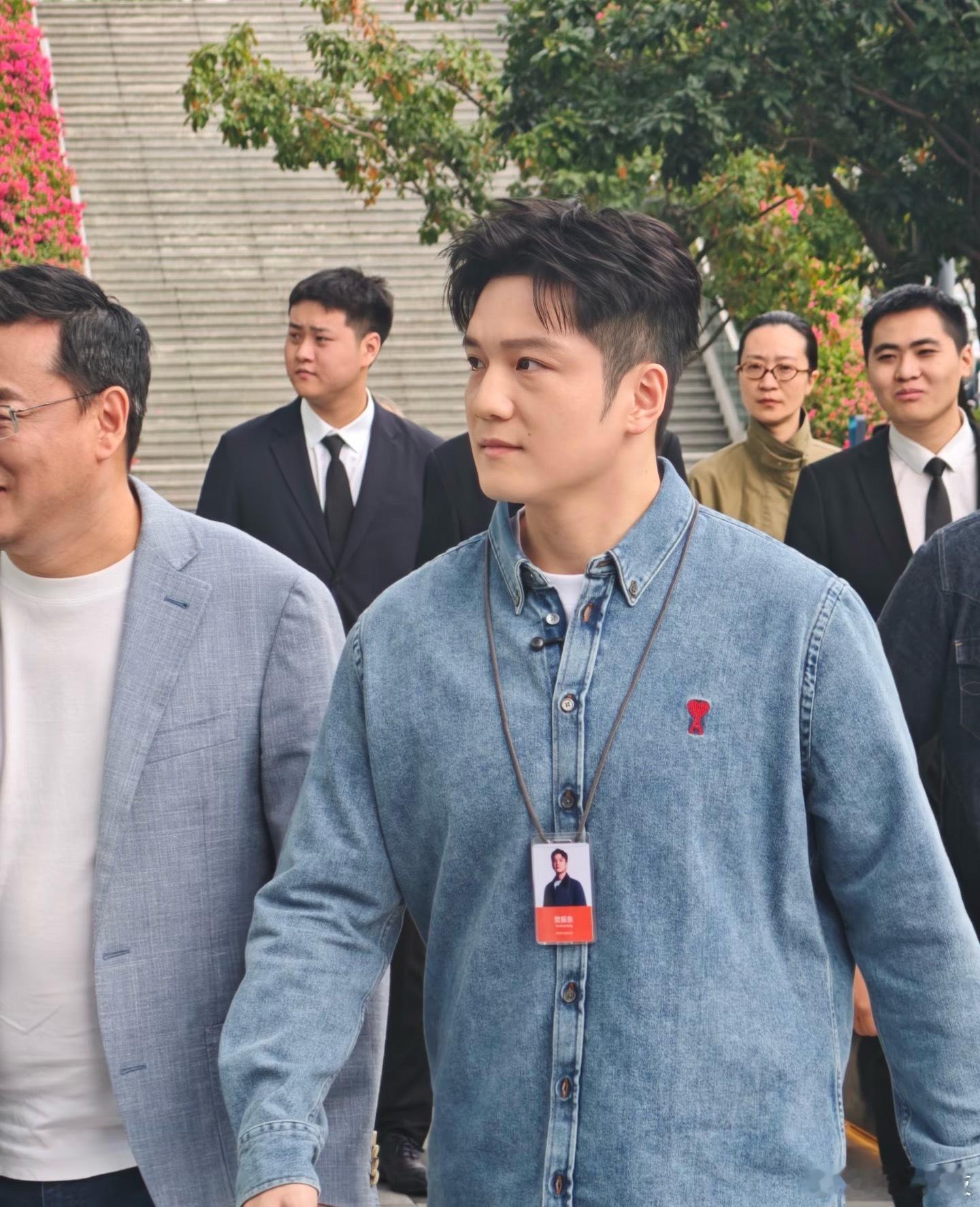 东哥帅炸了，但凡世界第一赢了他一场，我东哥潇洒都会少几分从照片上看Redmi还送