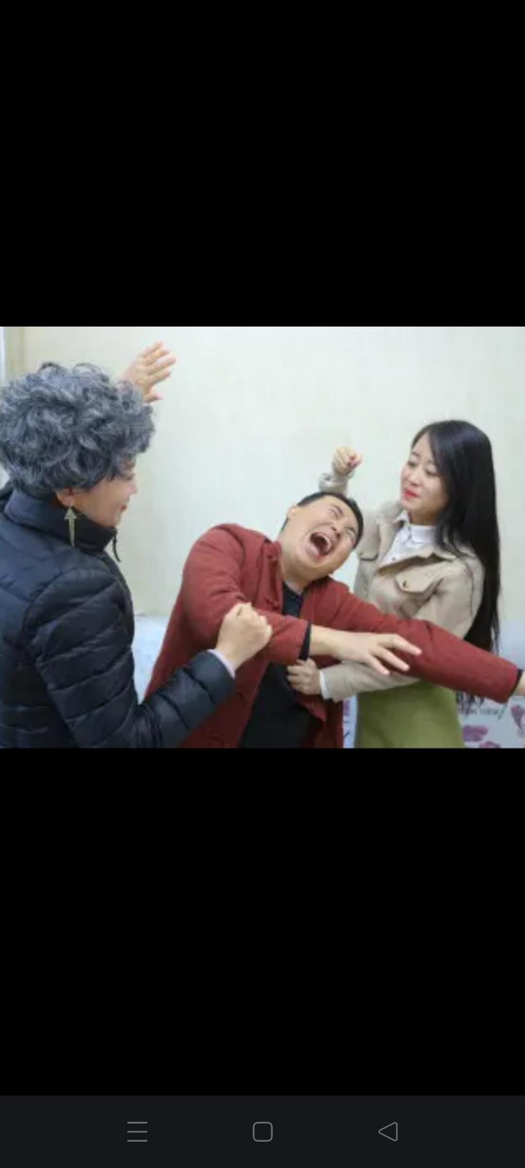 给大家说一个笑话啊：[捂脸]
有一个婆婆长的很丑，但她很勤劳善良，疼儿子爱丈夫，