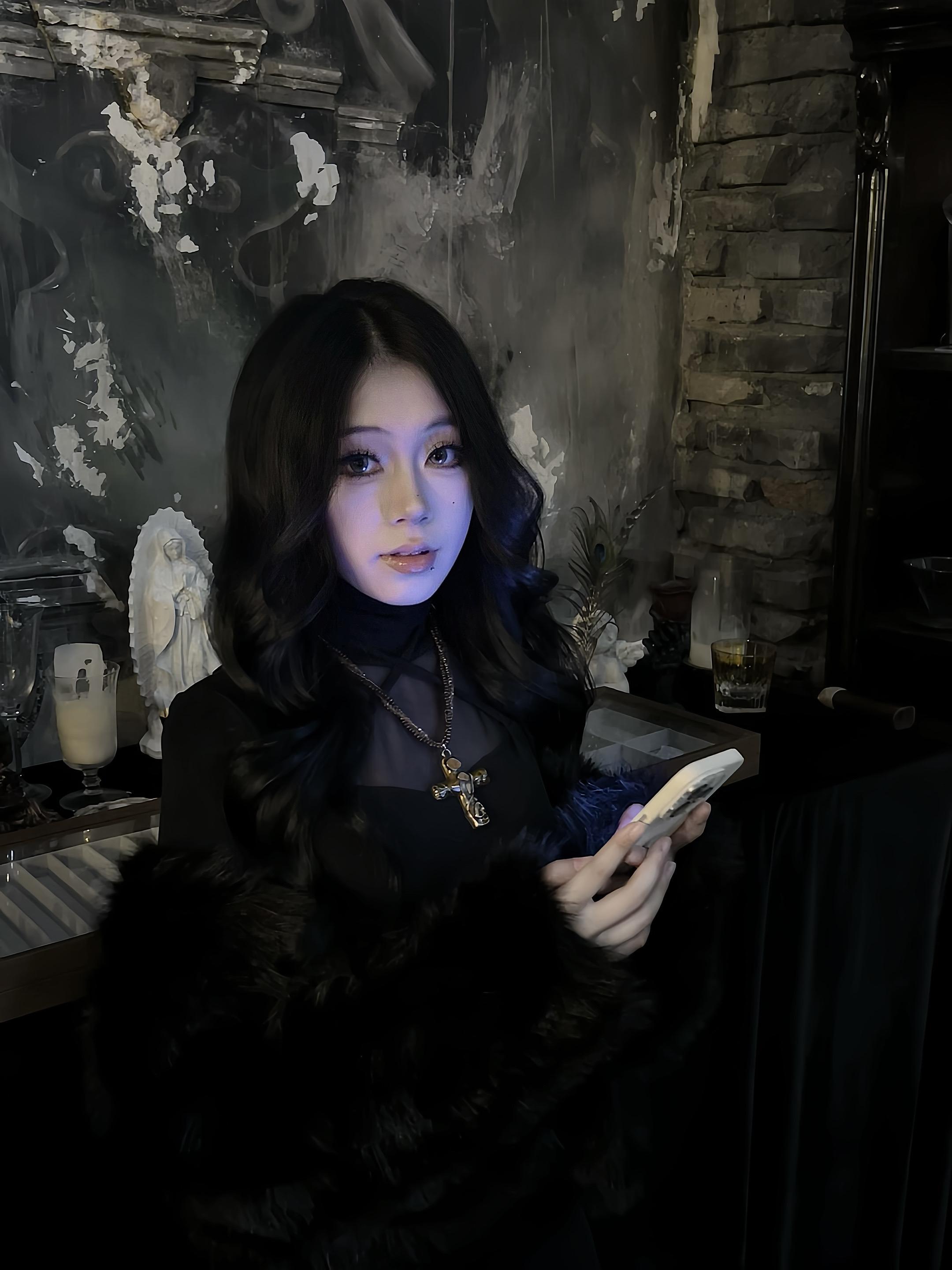 你的外套上还残留着我的无人区玫瑰。