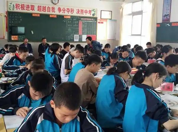 初中的几个潜规则，很多家长还不知道！

1、差初中的差班，可能连一个能上高中的都