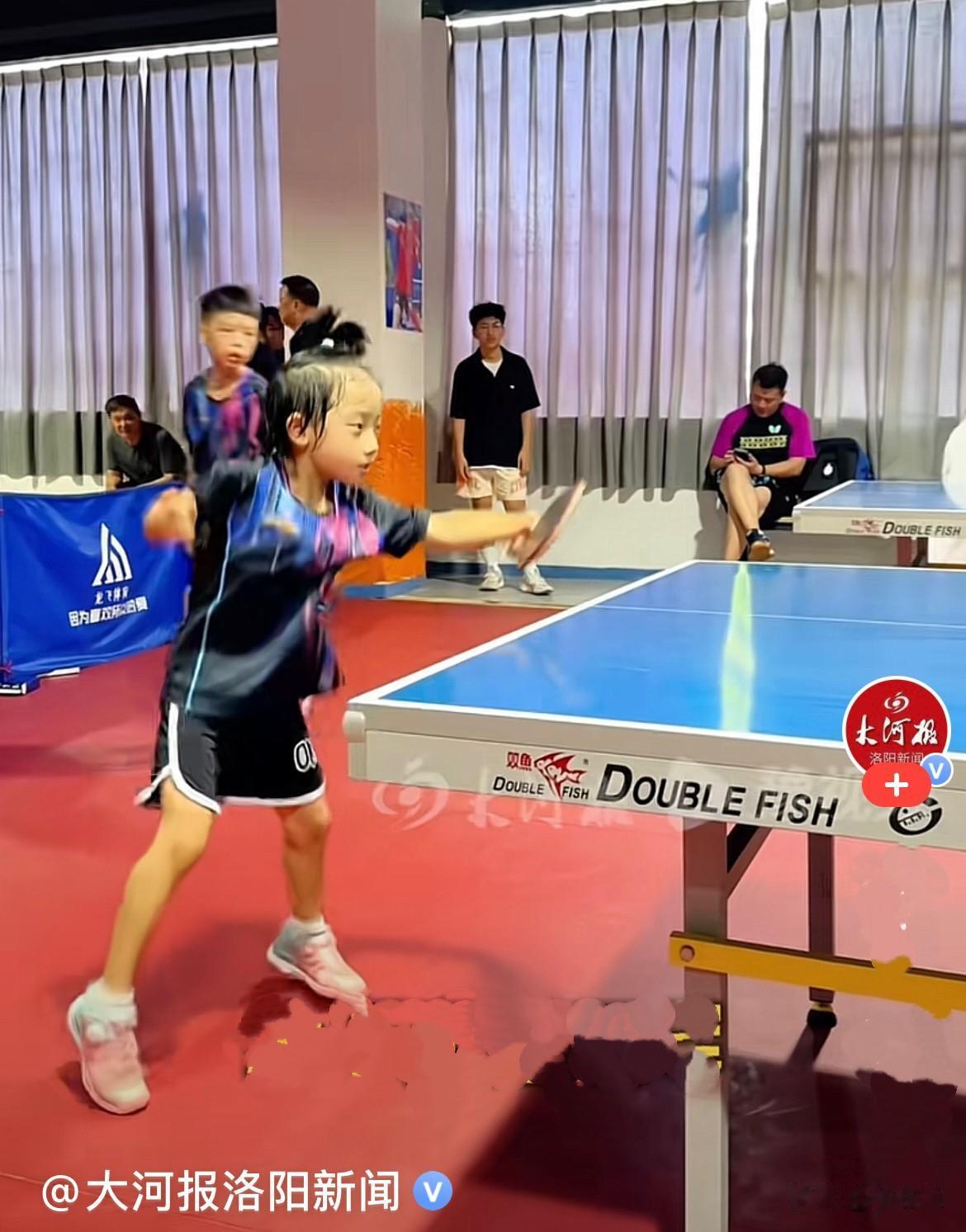 洛阳一6岁小女孩打乒乓球气场全开，小腿蹦的灵活治愈，小小年纪站在乒乓球台前，身姿