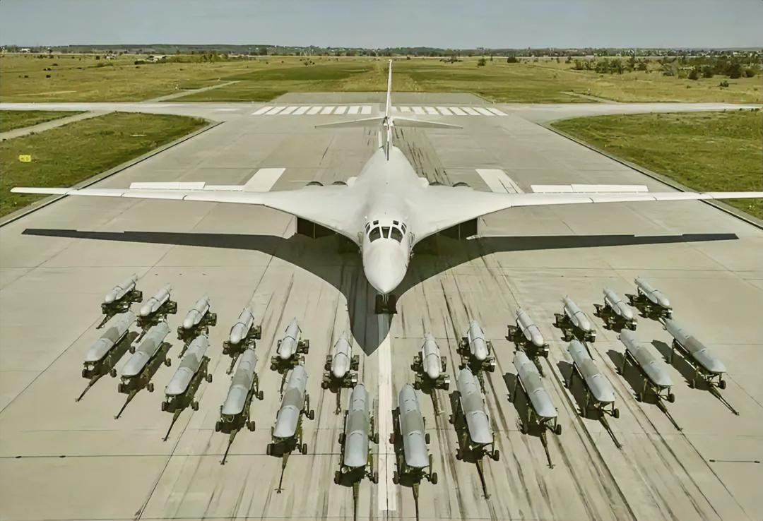 俄罗斯空天军的图-160“白天鹅”可变后掠翼超音速战略轰炸机，是俄罗斯三位一体核